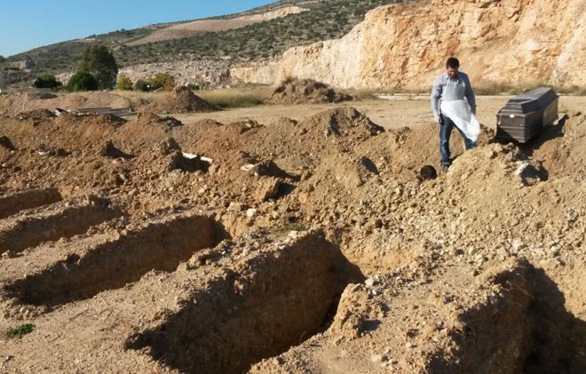 El doble dolor de los griegos que deben exhumar a sus muertos