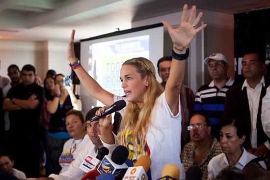 Lilian Tintori denuncia que un avión con opositores sufrió sabotaje en Venezuela