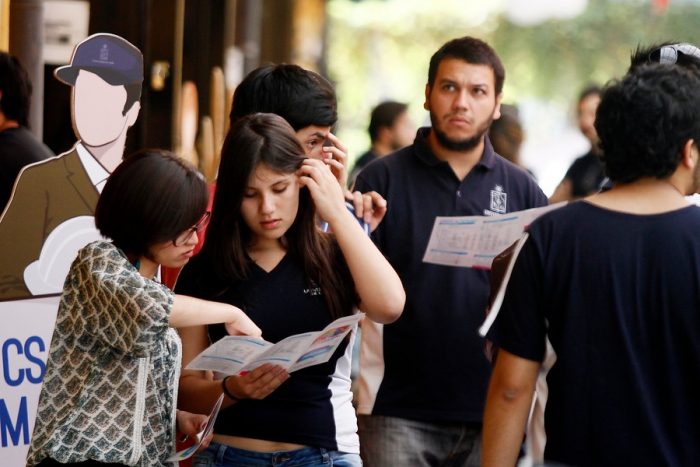 Feria frente a La Moneda buscará que los santiaguinos se animen a estudiar fuera de la capital