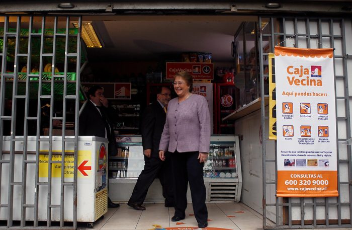 Bachelet da un giro a su estrategia comunicacional: abre una página en Facebook y reactiva Twitter de la Presidencia