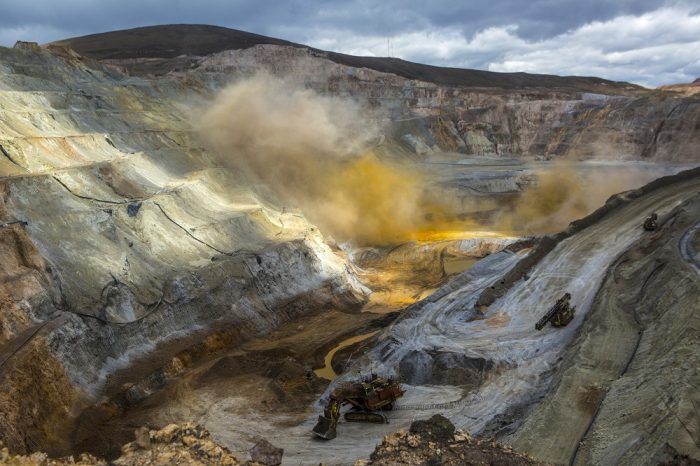 Engineers set off explosions in order to remove soil while mining in a pit at the Yanacocha gold mine in Cajamarca, Peru, on Thursday, Oct. 22, 2015. Operations at Yanacocha, South America's largest gold mine, are a joint venture between Newmont Mining Corp., Minas Buenaventura and International Finance Corp. Photographer: Dado Galdieri/Bloomberg