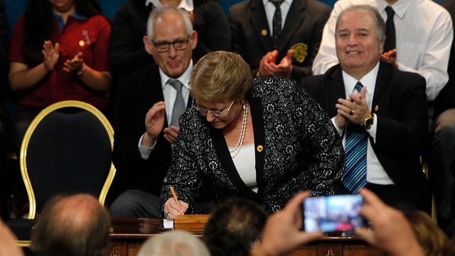 Bachelet firma proyecto de desmunicipalización: «Estamos forjando la última gran pieza de un sistema que se basa en la inclusión»