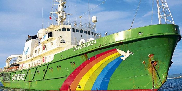 Cientos de personas visitan en Valparaíso al emblemático barco de Greenpeace