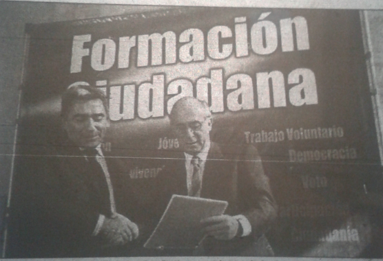 Carlos Peña entregando feliz los resultados de la Comisión de Formación Ciudadana. Enero 2005