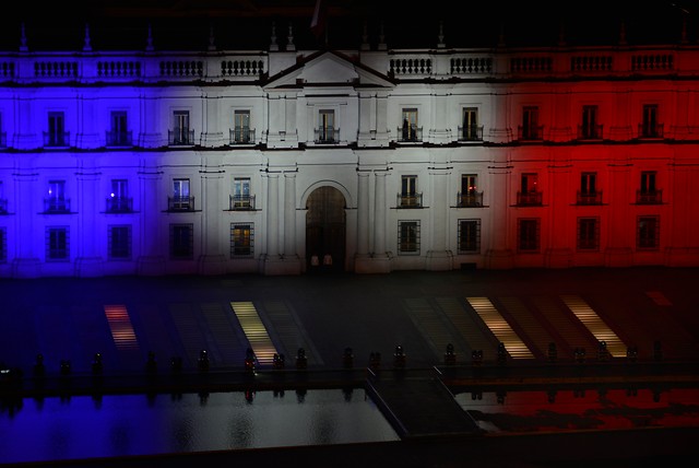 La Moneda se ilumina con colores de la bandera de Francia