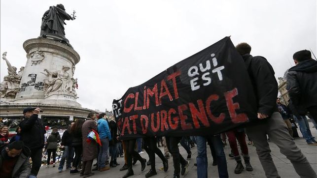 Miles de personas unen sus manos en París por cumbre sobre cambio climático