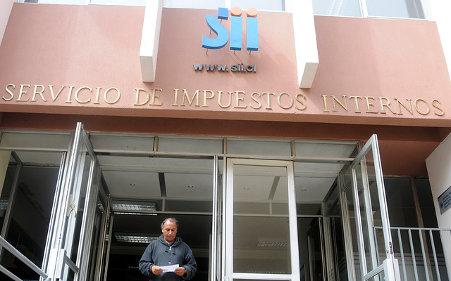 Director del SII adopta «doctrina Escobar» y justifica debilidad de querellas en casos de platas políticas