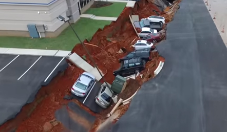 [Video] Gigantesco agujero se traga una docena de autos en Estados Unidos
