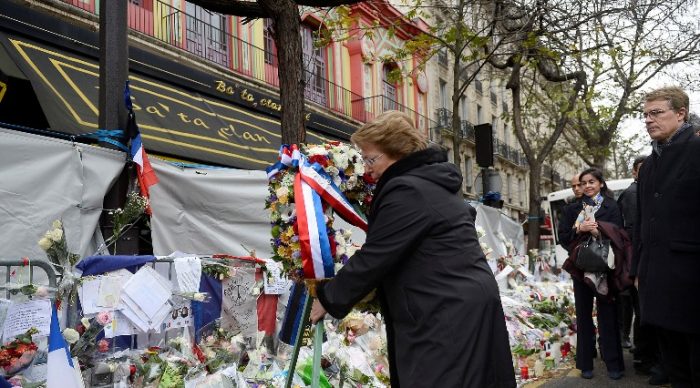 Presidenta Bachelet rinde homenaje en París a las víctimas de los atentados