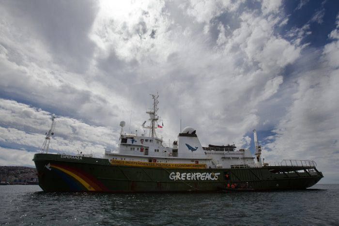 Barco emblema de Greenpeace llegó a Valparaíso
