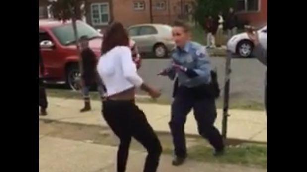Video: Policía detiene pelea bailando