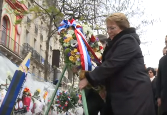 [Video] Presidenta Bachelet rinde homenaje a víctimas de «Le Bataclan» en Paris