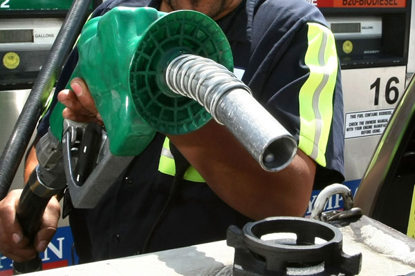 Se cumple vaticinio de Larraín: bencina podría seguir cayendo en próximas ocho semanas