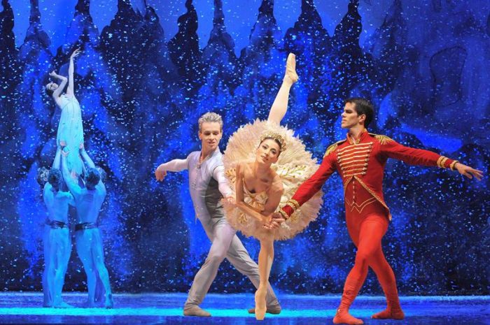 Ballet Cascanueces llega a transformar el frontis de La Moneda en un teatro público