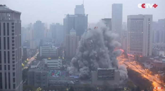 [Video] En sólo 13 segundos es demolido uno de los edificios más grande de China