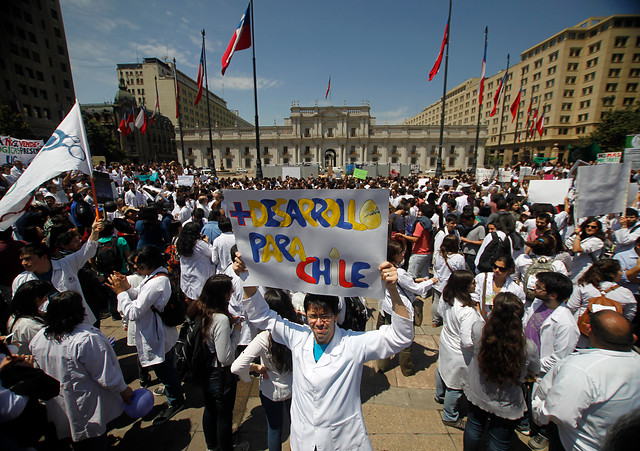 Científicos protestaron frente a La Moneda por la crisis que atraviesa el sector