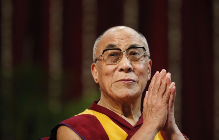 La reflexión del Dalai Lama tras los atentados en París: «No podemos solucionar este problema con plegarias. No esperen ayuda de Dios o los Gobiernos»