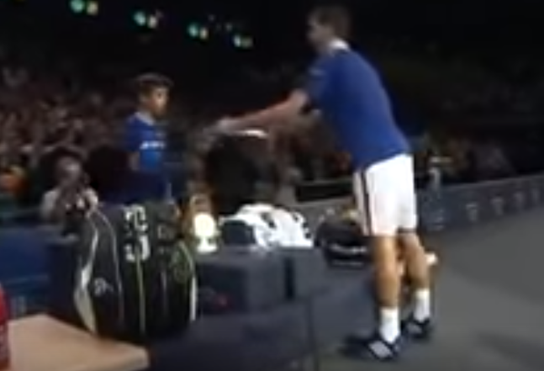 [Video] Otra mas de Djokovic: le regala su raqueta a joven pasapelotas
