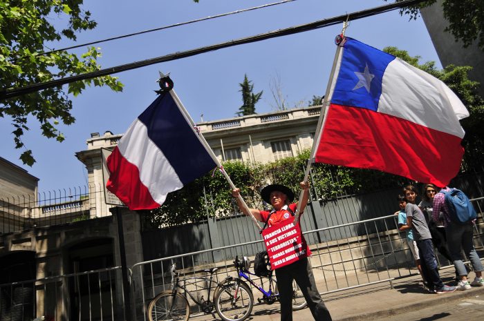 Chilenos depositan flores y velas frente a embajada francesa en Santiago