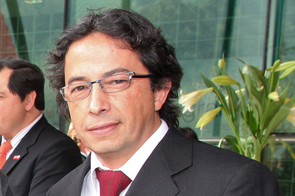 Gobierno mueve las piezas en la  SECOM y nombra como subdirector a ex editor de Prensa de TVN