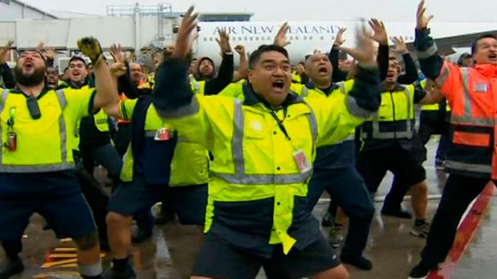 [Video] Trabajadores de aeropuerto de Nueva Zelanda dan bienvenida a selección de rugby con Haka