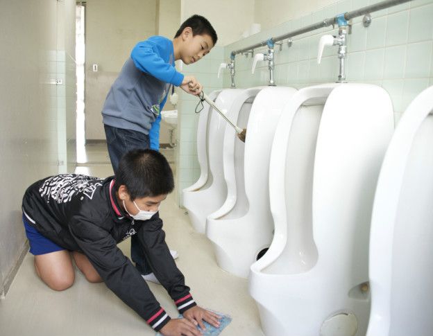 Por qué los estudiantes en Japón tienen que limpiar los baños de sus escuelas