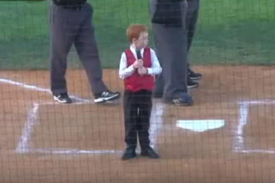 [Video] Niño canta himno de Australia frente a estadio lleno de público a pesar de sufrir ataque de hipo