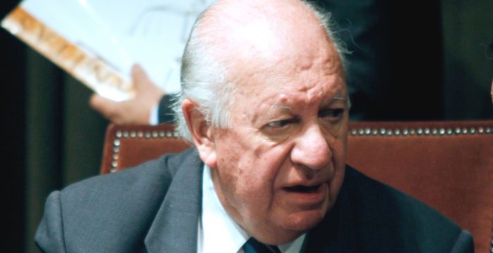 Jocelyn-Holt sale a pegarle a Lagos por la colusión y le enrostra conversión que lo llevó a «ser amado por los banqueros»