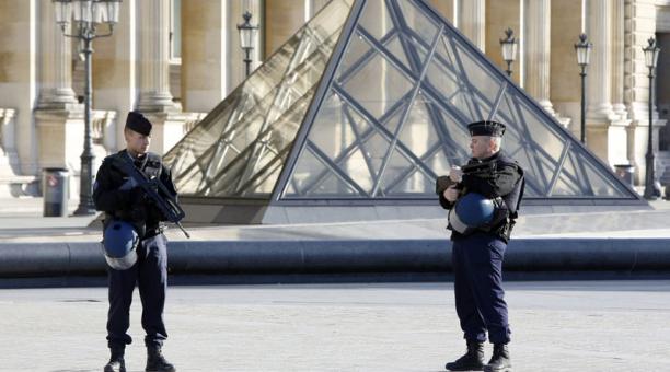 Museos en Francia reabren sus puertas tras atentados terroristas