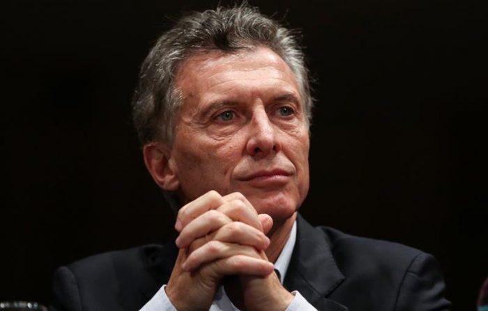 Macri lleva a Argentina a nueva era monetaria: el peso cae 30%