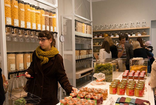 De lo desechable a lo perdurable: París abre primer supermercado libre de envases