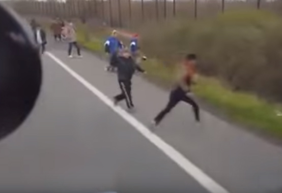 [Video] Camionero húngaro amenaza con atropellar a inmigrantes en Francia