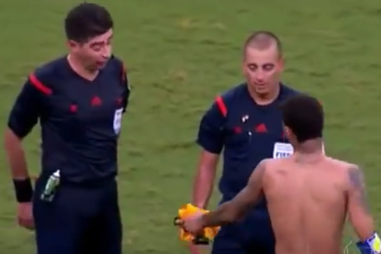 [Video] Árbitro rechaza camiseta de Neymar tras partido