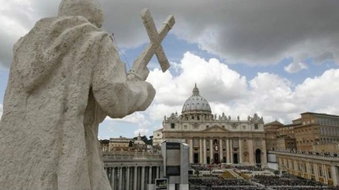«Traición al Papa»: el Vaticano arresta a sacerdote español y mujer italiana por «filtrar documentos»