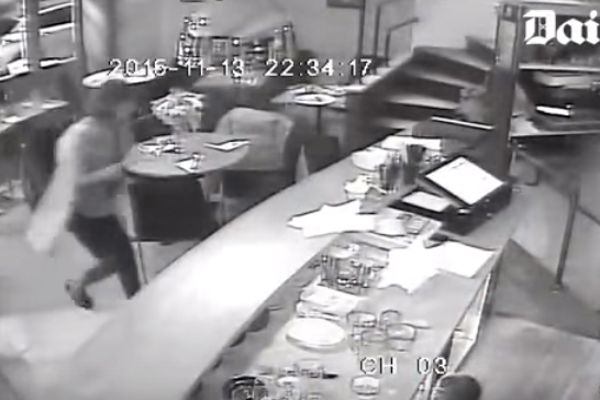 [Video] Registro muestra momento exacto en que terrorista ataca a clientes de café en Paris
