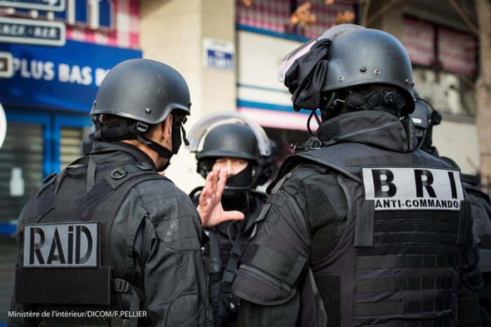 Encuentran al sur de París cinturón de explosivos como el de los atentados del 13 de noviembre