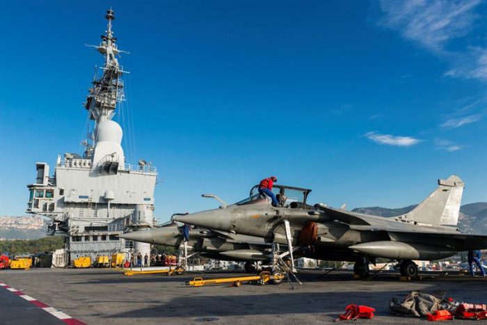 Francia lanza su primera misión desde su portaaviones Charles de Gaulle sobre Siria e Irak