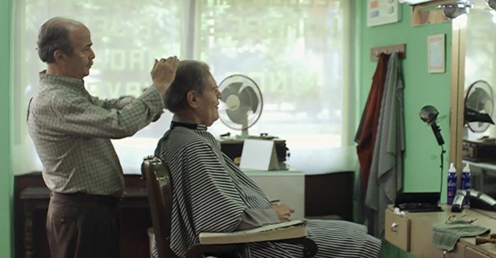 Ve aquí el trailer de la película «Raúl»: un peluquero que construye su nueva vida con las historias de sus clientes