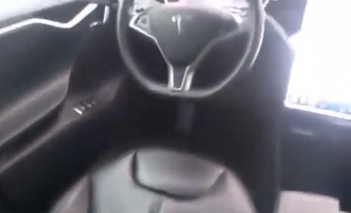 Video: Irresponsable chofer se jacta del piloto automático de su Tesla Model S desde el asiento trasero