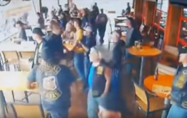 [Video] Policía libera grabación de tiroteo entre bandas de motociclistas en Texas