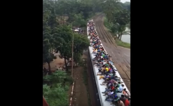 [Video] Así viajan en tren algunos pasajeros en la India