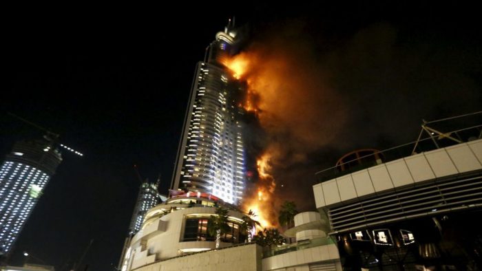 Gran incendio en rascacielos de Dubai antes de celebraciones fin de año