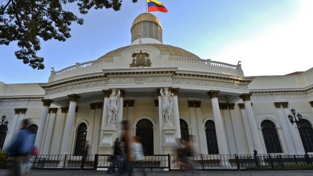 El Tribunal Supremo de Venezuela suspende la proclamación de 3 diputados opositores y uno oficialista