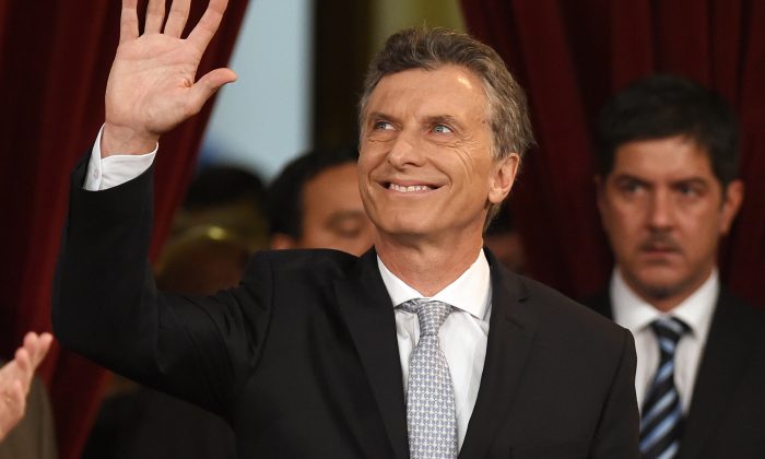 Macri ya hace notar su mano: Argentina buscará financiamiento en varios bancos de Wall Street