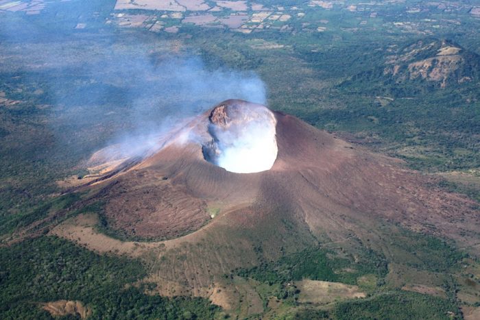 El Volcán Momotombo presenta 18 sismos de hasta magnitud 3 en Nicaragua