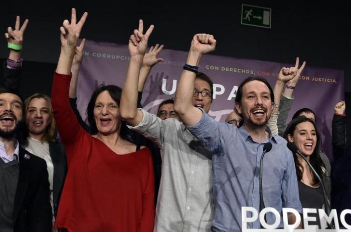 [Video] Podemos celebra tras elecciones generales en España entonando “El Pueblo Unido” de Quilapayún