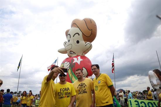 Miles de brasileños salen a las calles para exigir la destitución de Rousseff