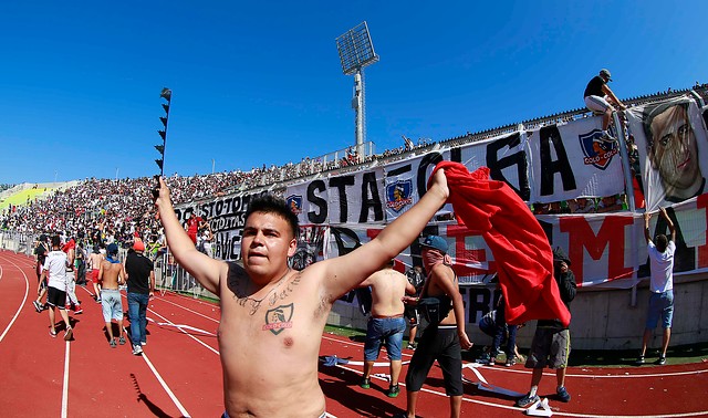 Suspenden partido Colo Colo Wanderers en Valparaíso por batalla campal de hinchas en la cancha