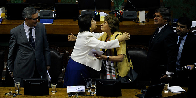 Oposición fracasa en su intento por destituir a la ministra de Salud Carmen Castillo