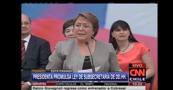 [Video] Presidenta Bachelet sufre traspié en medio de discurso oficial